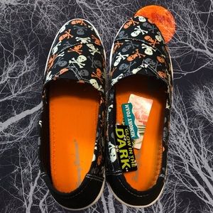🆕 Tommy Bahama Skull and Crossbones Glow in the Dark Sneaker